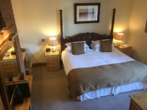 A bed or beds in a room at Willow Tree House 