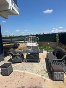 a group of chairs and a table and a table and chairs at İkizler villa in Edirne