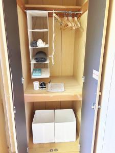 a small closet with a white box in it at 田園の宿 in Takehanachō