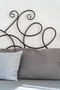 a black metal headboard of a bed with a pillow at Rodostagma 1 in Rodholívos