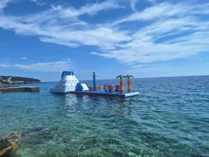 eine Boje mitten im Wasser in der Unterkunft Family Hotel La Luna - All inclusive in Lun