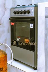 a oven sitting on top of a counter at Casa-Branca Pelundo in Rufisque +27 photos