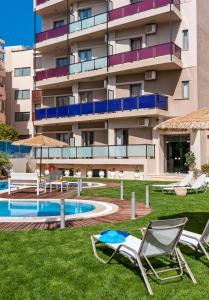 Bazén v ubytování Leonidas Hotel & Apartments nebo v jeho okolí
