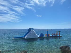 eine Wasserrutsche mitten im Ozean in der Unterkunft Family Hotel La Luna - All inclusive in Lun + 35 Fotos