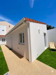 a white house with a red roof at Vila Sotto Mayor in Figueira da Foz