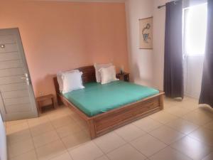a bedroom with a bed in a room at Hotel Bartaba in Antsiranana