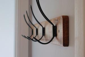 a wooden switch on a wall with a wire at The Blue Wren in Blackheath
