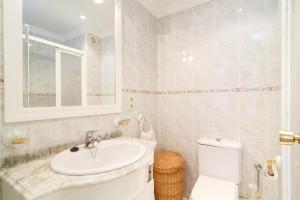 Kúpeľňa v ubytovaní Bahia 57 Apartments Casasol + 22 fotografií