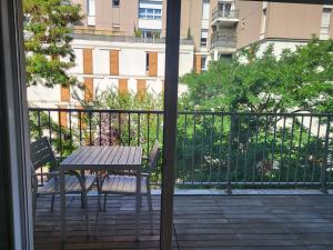 a patio with a table and chairs on a balcony at 1 chambre double privée et securisée dans un appart avec espace partagé in Saint-Denis +6 photos