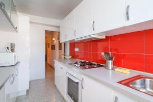 Kuchyňa alebo kuchynka v ubytovaní Bahia 57 Apartments Casasol