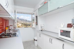 Kuchyňa alebo kuchynka v ubytovaní Bahia 57 Apartments Casasol