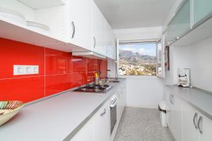 Kuchyňa alebo kuchynka v ubytovaní Bahia 57 Apartments Casasol