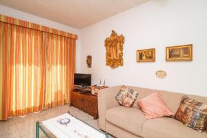 Televízia a/alebo spoločenská miestnosť v ubytovaní Bahia 57 Apartments Casasol