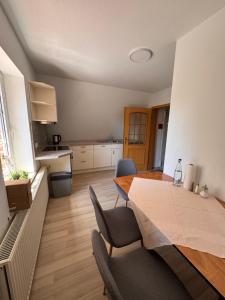 a kitchen and dining room with a table and chairs at Ferienwohnung am Rohrbach in Binnen