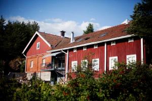 a red barn with a red roof at Ilmaristen Matkailutila in Lieto