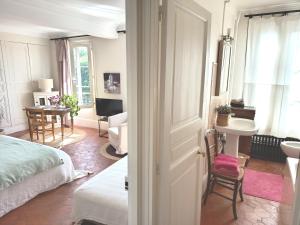 a bedroom with a bed and a bathroom with a sink at Clos Florésine B&B in Venette