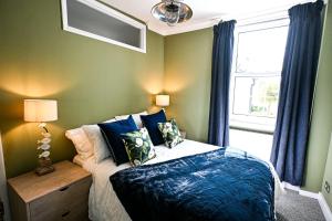 a bedroom with a bed and a window at Stade Cottage in Hythe