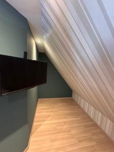 a room with a staircase with a wooden floor at Ferienwohnung am Rohrbach in Binnen