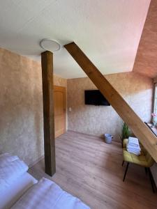 an attic room with a bed and a ceiling at Ferienwohnung am Rohrbach in Binnen
