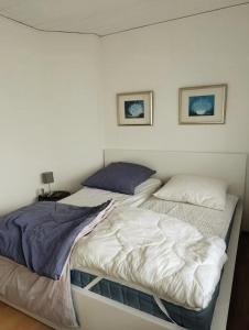 two twin beds in a room with at Seemöwe im Haus Windrose in Butjadingen