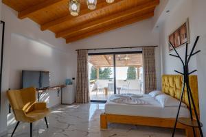 a bedroom with a bed and a table and a chair at Hotel Panorama Piqeras in Piqeras