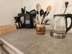 a cup filled with utensils on a kitchen counter at Fewo Eifel Dahlem Nationalpark Sonnenterrasse & Kamin in Dahlem