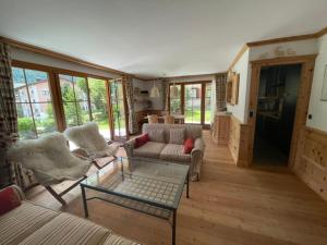 a living room with a couch and two chairs at 2,5 Zimmer Wohnung mit Bergblick in Engadin in Zuoz