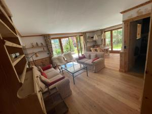 a living room with a couch and a table at 2,5 Zimmer Wohnung mit Bergblick in Engadin in Zuoz