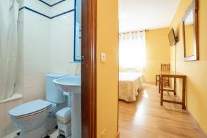 a bathroom with a toilet and a sink at Pension Monteverde in Cangas de Onís