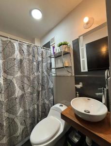 a bathroom with a toilet and a sink at HOSPEDAJE HUIT STAr in Buenos Aires