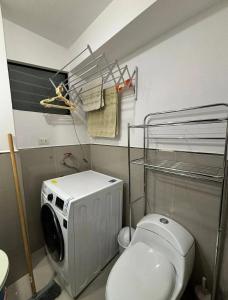 a bathroom with a toilet and a washing machine at HOSPEDAJE HUIT STAr in Buenos Aires