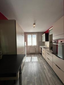 a kitchen with a black counter top in a room at Pause détente à Aubenas in Aubenas