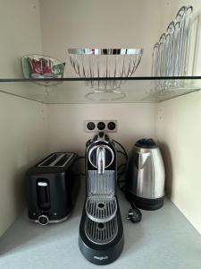 a kitchen counter with a blender and a toaster at Pause détente à Aubenas in Aubenas +4 photos