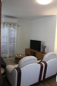 a living room with a couch and a tv at Three Sisters in Altura