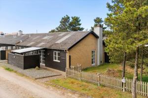 an old house with a fence in front of it at BV225-Blavand-Blavandvej-5-E in Blåvand