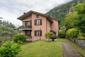a house in the mountains with a yard at Casa Anna in Lierna