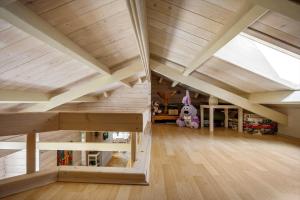 a large attic room with a wooden ceiling at LF15023-Skals-Lynderup-Strand-2 in Skals