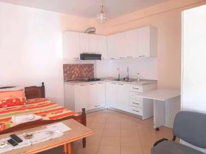 a small kitchen with a bed and a table at Appartamento lungomare Bianca in Vlorë