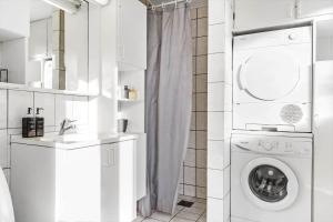 a white bathroom with a washing machine and a sink at LF13170-Nykobing-mors-Havevej-22 in Nykøbing Mors
