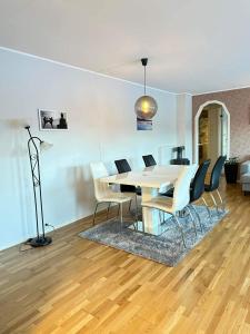 a dining room with a table and chairs at Banpim Aroradome and jacusszy in Gravdal