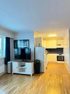 a living room with a television and a kitchen at Banpim Aroradome and jacusszy in Gravdal