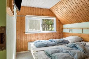 two beds in a room with a window at 0142-Romo-Ivigtut-1 in Høm