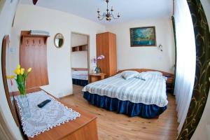 a bedroom with a bed and a table in a room at Victoria Rooms in Karpacz