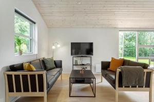 a living room with a couch and a tv at LF143-Vestervig-Gunhildsvej-43 in Vestervig