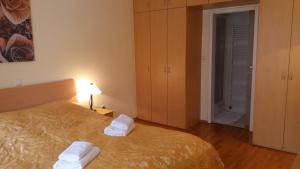 ein Schlafzimmer mit einem Bett mit zwei Handtüchern darauf in der Unterkunft Apartment Park 16 in Rogaška Slatina