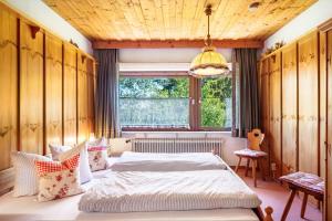 a bedroom with a large bed and a window at Ferienhaus Isele in Feldberg