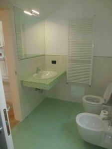 ティニャーレにあるVilla Dinaのバスルーム(洗面台、トイレ、鏡付)