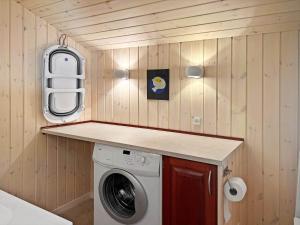 a washer and dryer in a tiny house at 0143-Romo-Ejnar-Mikkelsensvej-11 in Høm