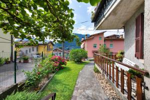 a walkway between two buildings with flowers in a town at Casa al Lago in Sulzano