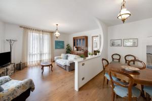 a living room with a table and a couch at Casa al Lago in Sulzano